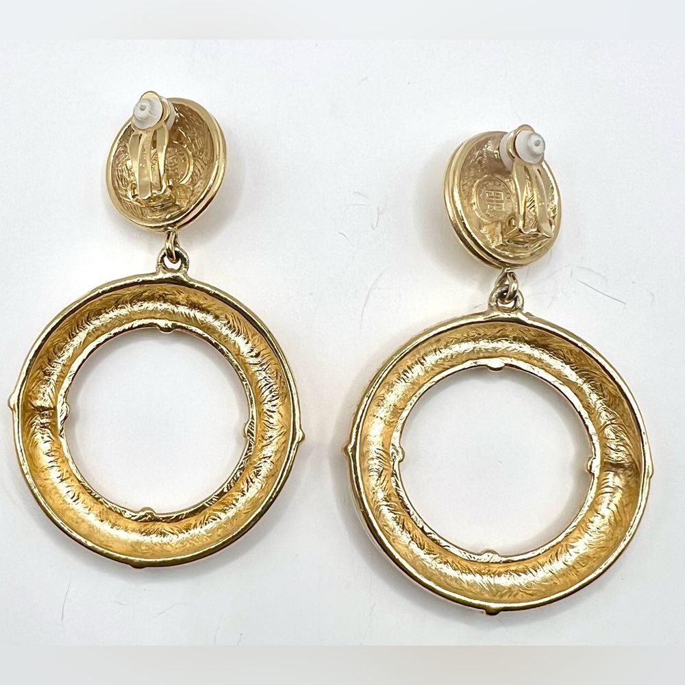 *Extremely Rare* Vintage Givenchy Gold Tone Ivory Enamel & Pearl Clip Earrings - Picture 4 of 6